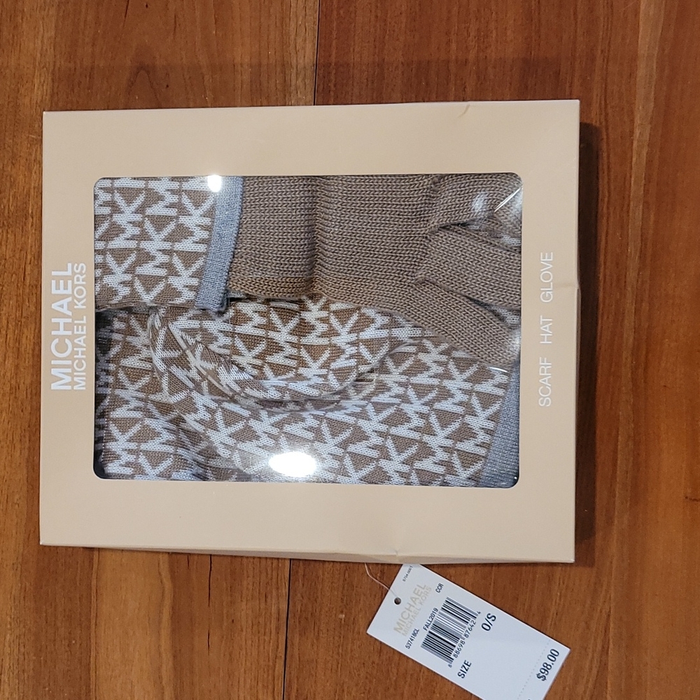NWT tan and white Michael Kors Set
